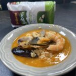 Sopa marinera con arroz emplatada