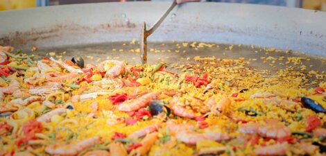 Cuánto arroz hay que echar por persona en una paella