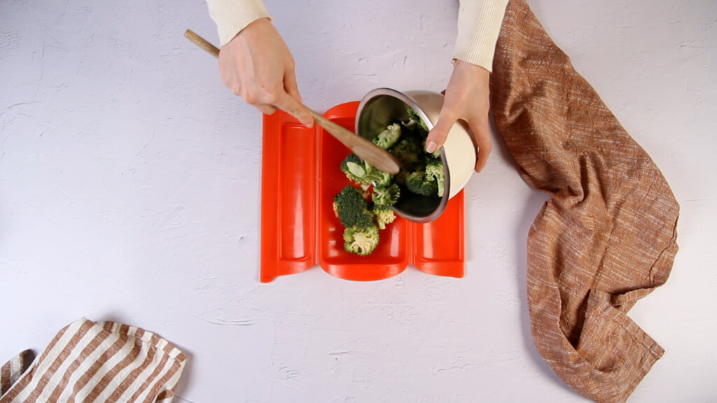 Receta cuscus con verduras paso 2 añade a un estuche de vapor el brócoli, la zanahoria, el pimiento, un poco de sal y agua. Mételo al microondas durante 5 minutos