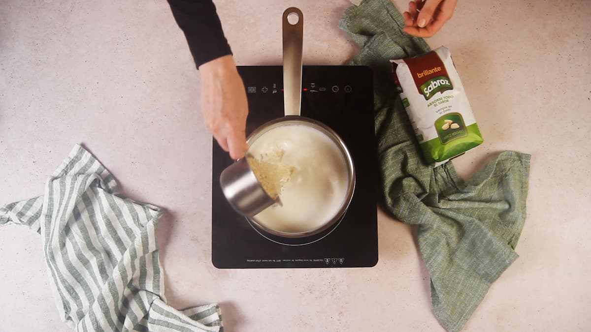 Receta arroz con leche cremoso paso 2 cuando entre en ebullición es el momento de añadir el arroz