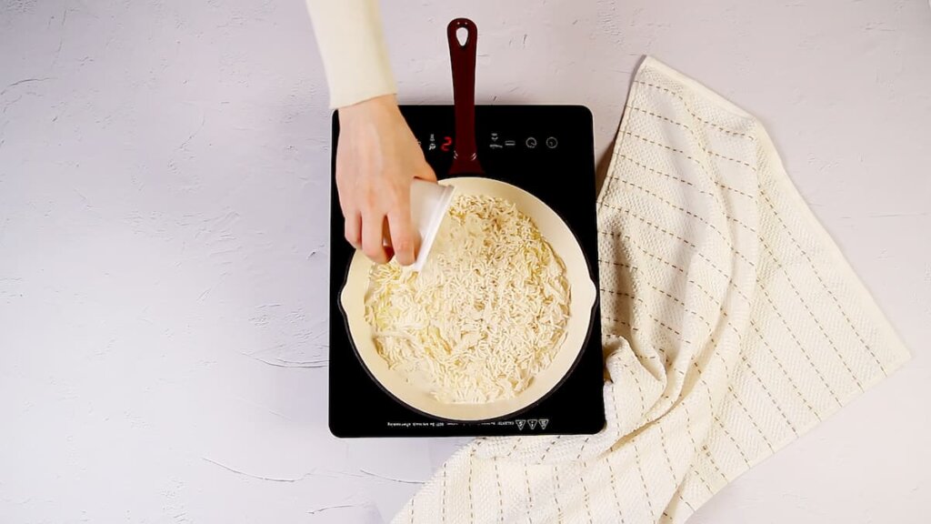 Receta arroz con curry paso 2 pon dos vasitos de arroz basmati a calentar en una sartén