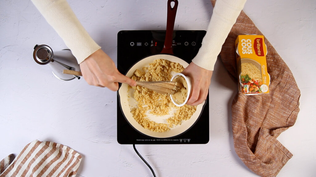 Receta cuscus con verduras paso 3 sofríe un par de minutos el cuscús con un poco de sal