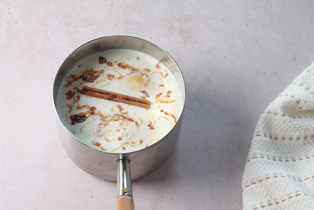 Receta arroz con leche paso 2 añade en un cazo la leche, el azúcar, una cucharada de vainilla y ralladura de limón