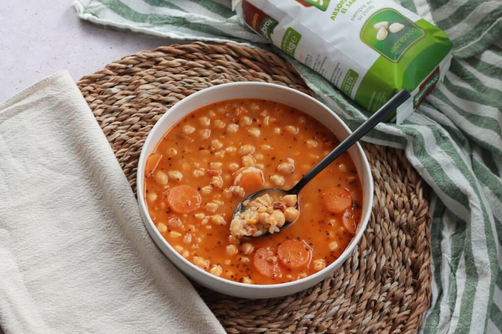 Receta garbanzos con arroz paso 4 añade el arroz y vuelve a tapar durante 20 minutos