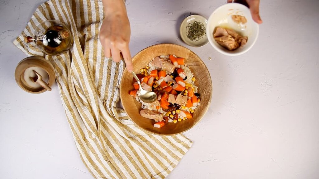 Receta Ensalada de arroz y atún. Paso 2: Añade todos los ingredientes en un bol