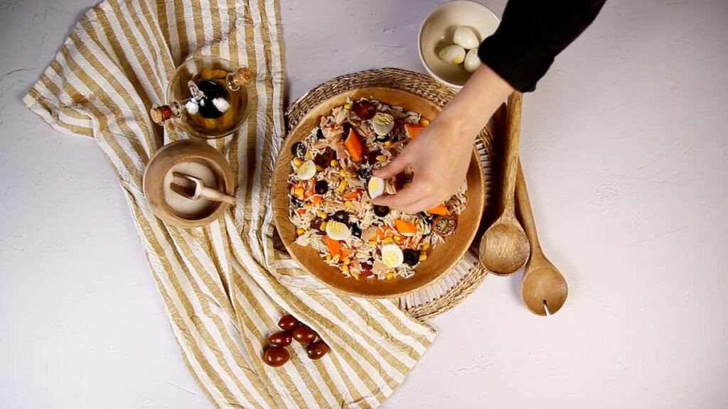 Receta Ensalada de arroz y atún. Paso 3: Cuece los huevos de codorniz