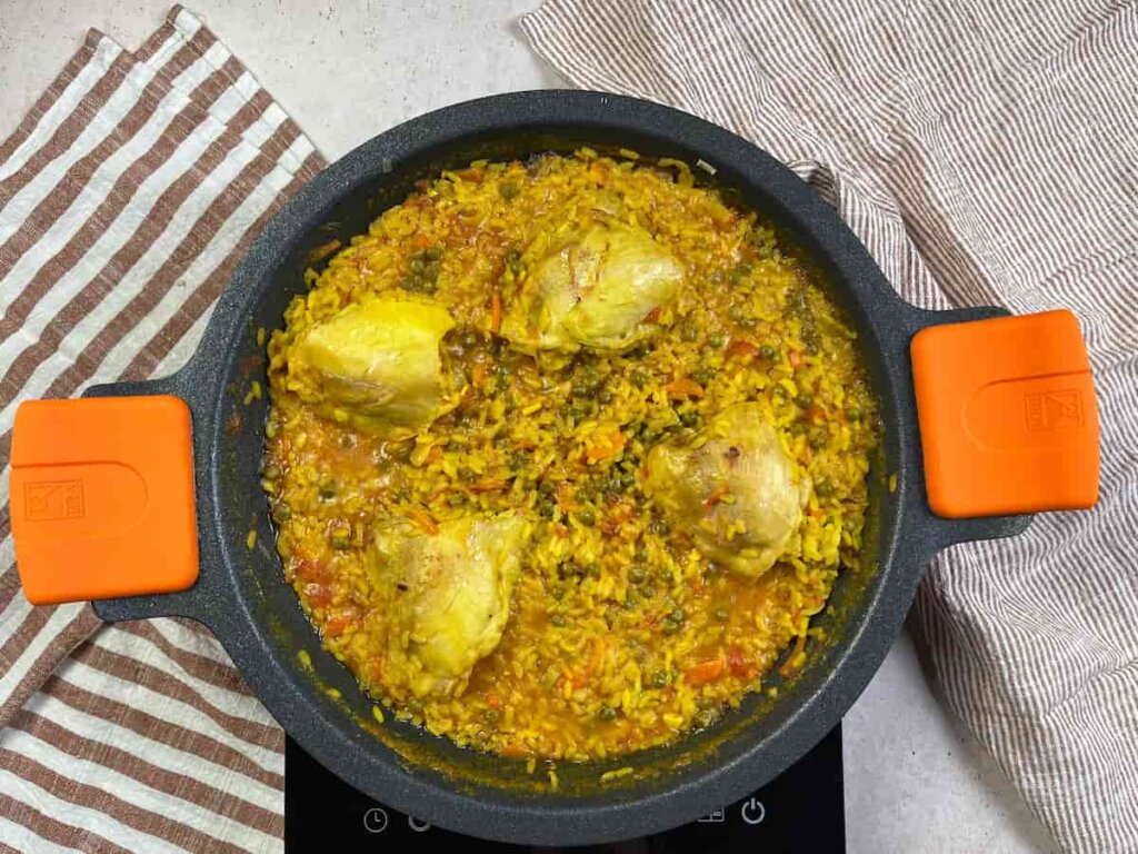 Receta de arroz con pollo de la abuela. Paso 3: agrega el caldo de pollo