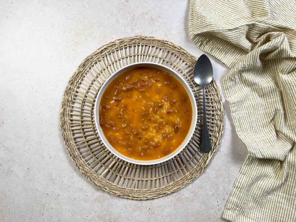 Receta de arroz con judías pintas. Paso 3: Tritura todo y deja cocinar durante 18 minutos