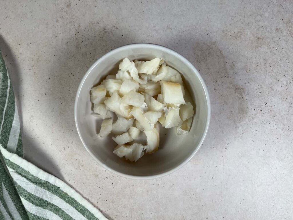 Receta arroz con bacalao de la abuela. Paso 2: Dora en una sartén