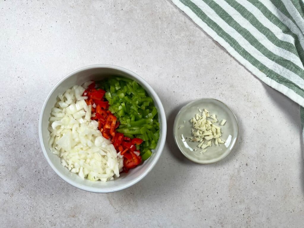 Receta arroz con bacalao de la abuela. Paso 3: Sofríe las verduras