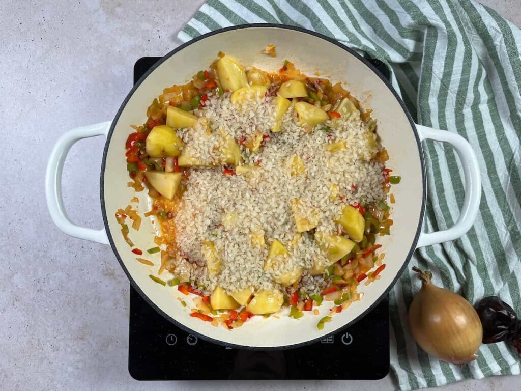 Receta arroz con bacalao de la abuela. Paso 4: Añade el arroz