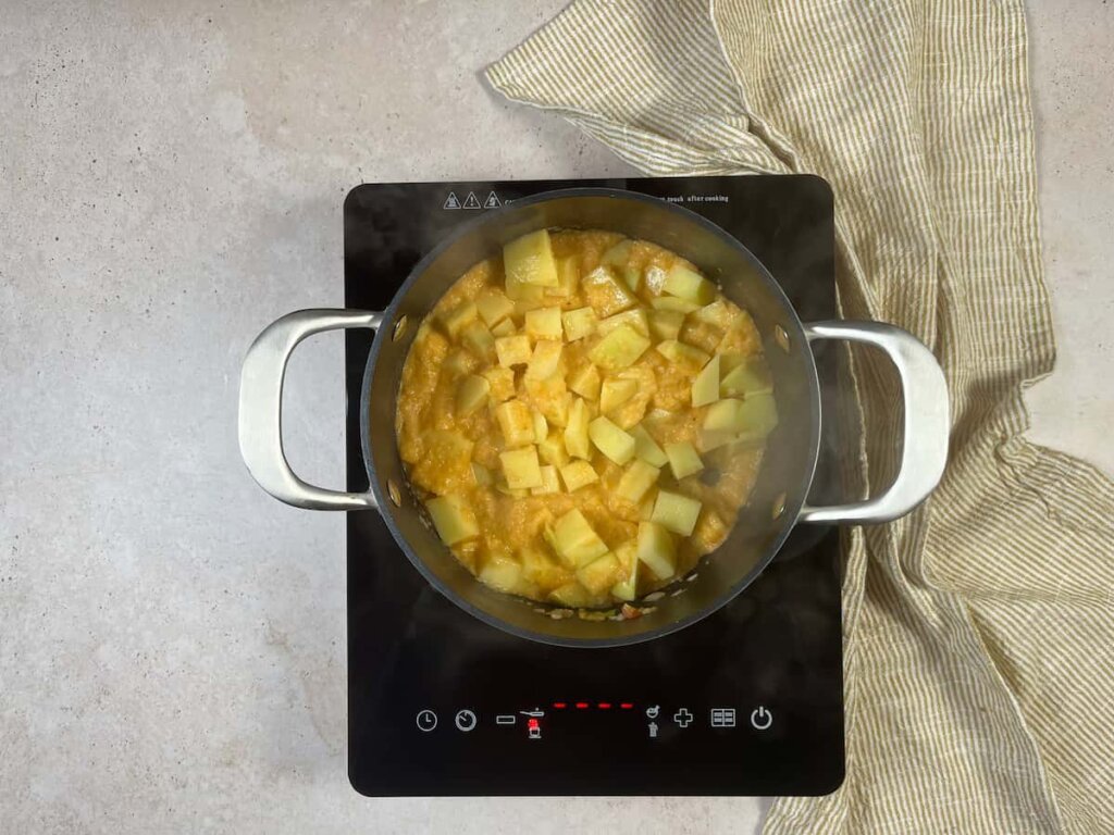 Receta patatas con bacalao y arroz. Paso 2: incorpora la mezcla