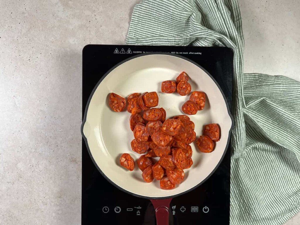 Receta arroz con chorizo. Paso 2: dora el chorizo