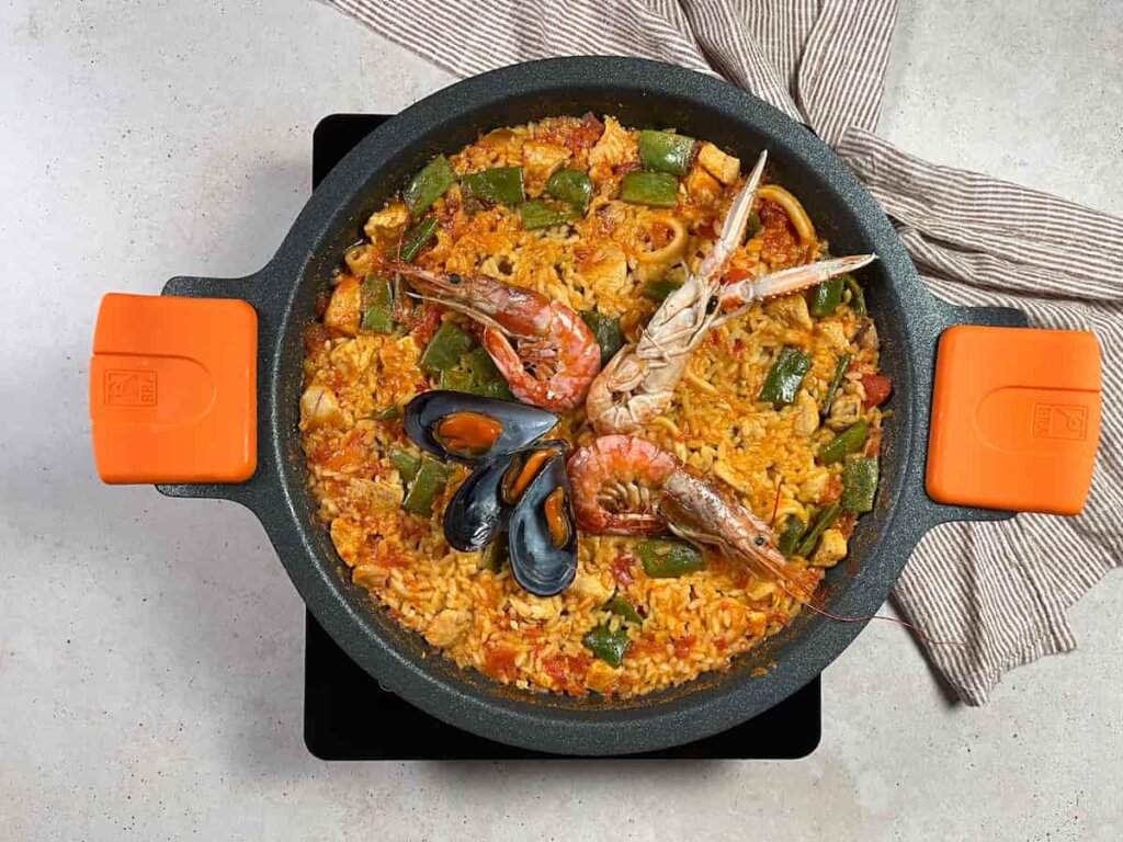 Receta paella mixta. Paso 4: coloca el mariscos por encima