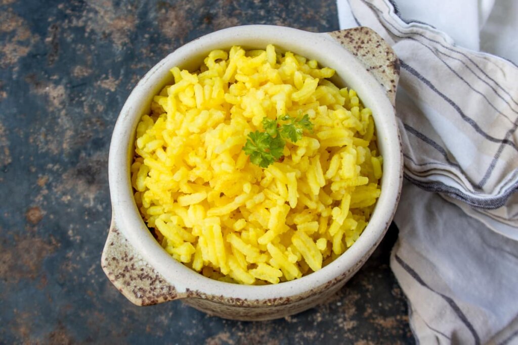 Soñar con arroz amarillo