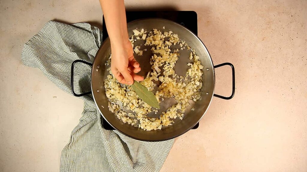 Receta de arroz negro con calamares y gambas. Paso 2: Hacer el sofrito