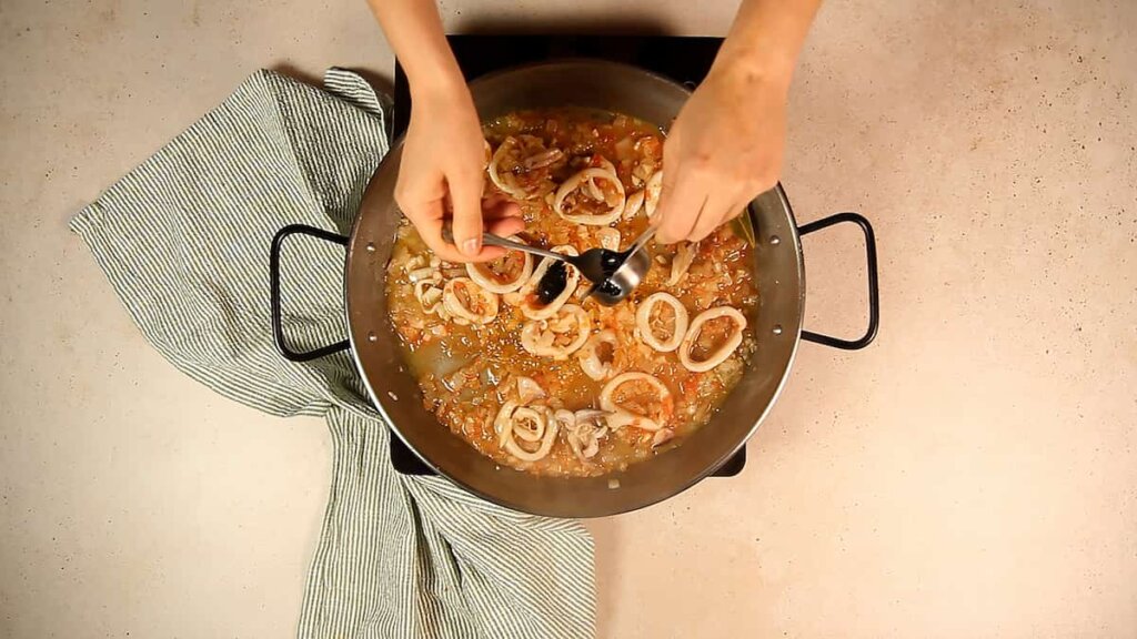 Receta de arroz negro con calamares y gambas. Paso 3: Añadir los calamares
