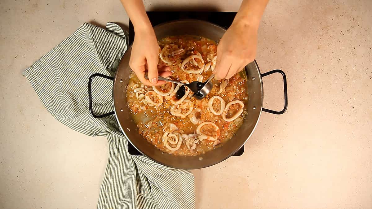 Delicioso y auténtico: Receta de arroz negro con calamares y gambas
