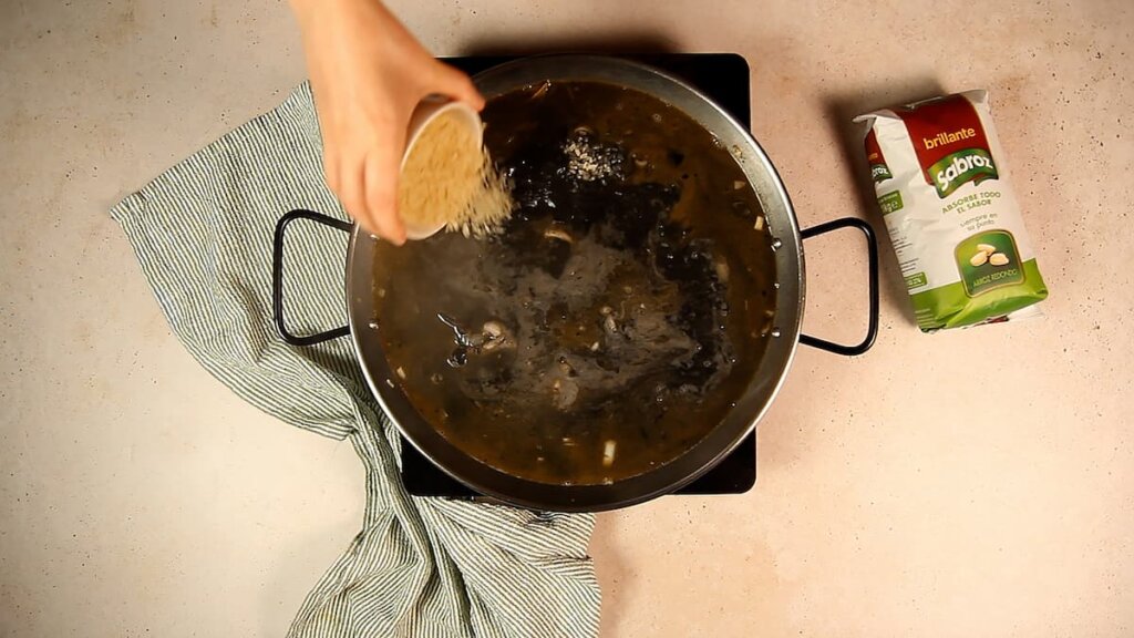 Receta de arroz negro con calamares y gambas. Paso 5: Agregar el arroz