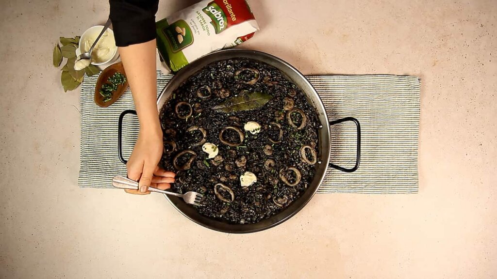 Receta de arroz negro con calamares y gambas. Paso 6: Verter las gambas y dejar reposar