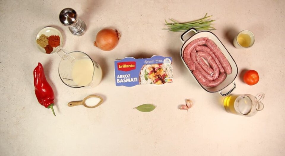 Arroz con salchichas frescas al estilo casero