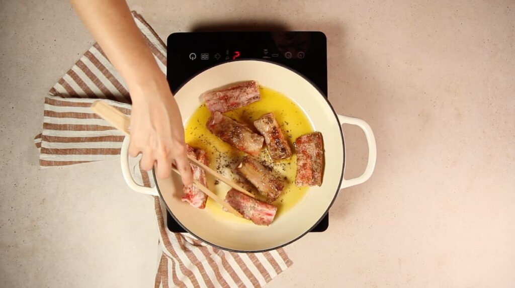 Arroz con costillas. Paso 2: cocinar las costillas