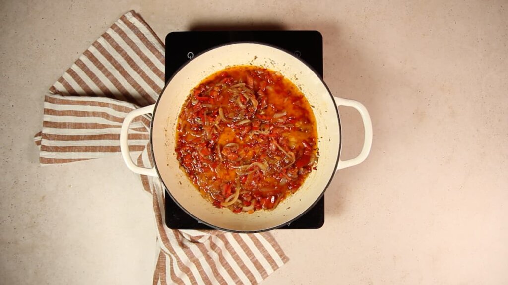 Arroz con costillas. Paso 3: dorar las verduras