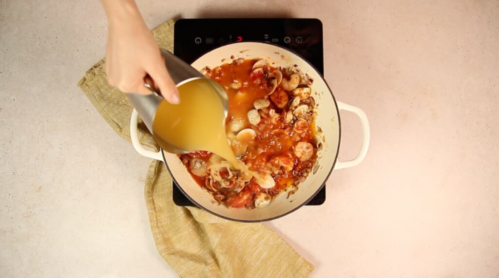 Receta de Arroz caldoso con marisco congelado. Paso 3: añadir el caldo