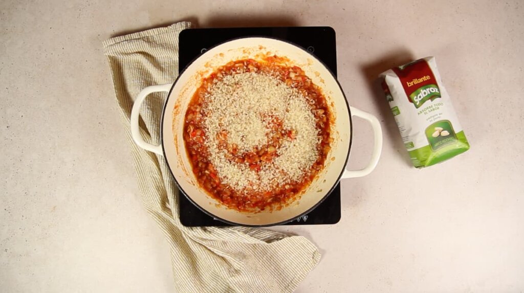 Receta arroz con bogavante de la abuela. Paso 4: Añadir el arroz