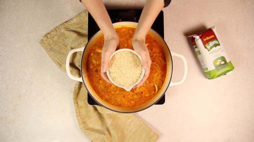 Receta de Arroz caldoso con marisco congelado. Paso 4: añadir el arroz