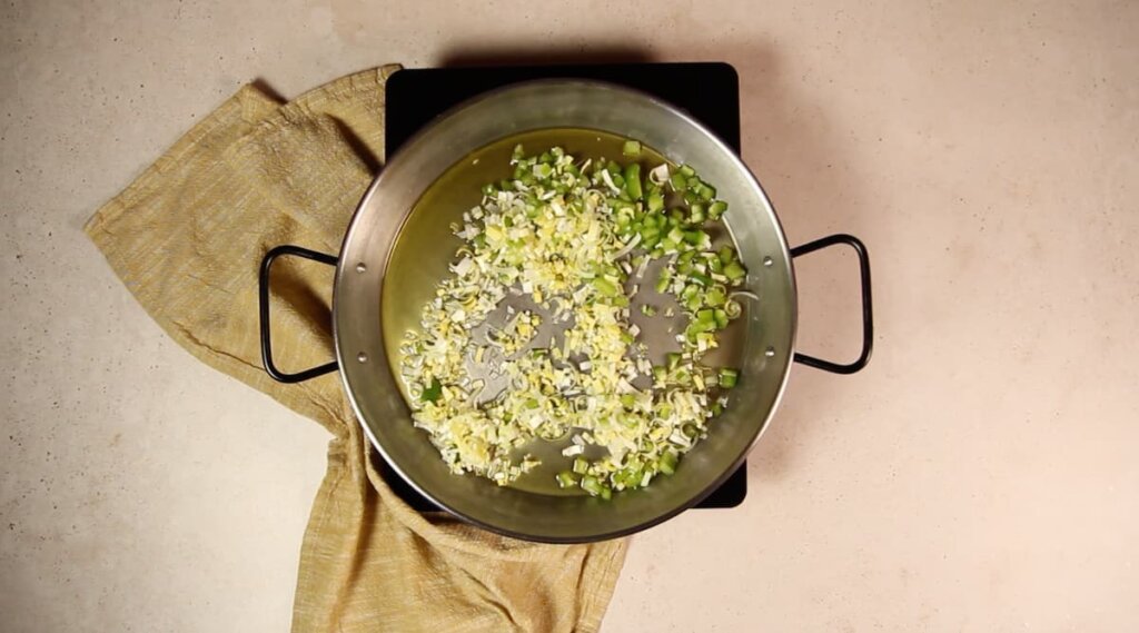 Receta Arroz con almejas de la abuela. Paso 2: Cocinar el sofrito