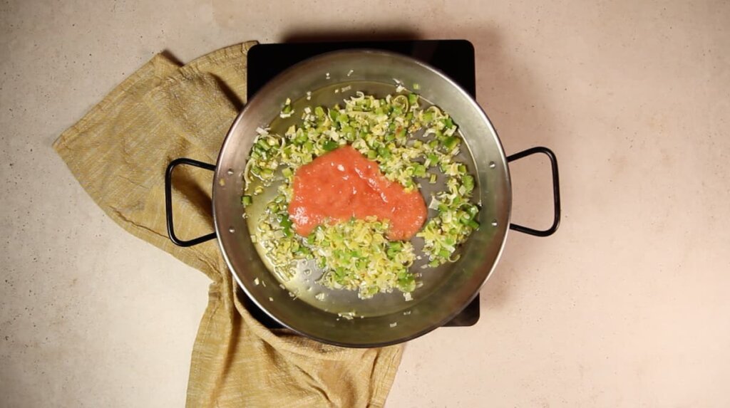 Receta Arroz con almejas de la abuela. Paso 3: Incorporar el tomate