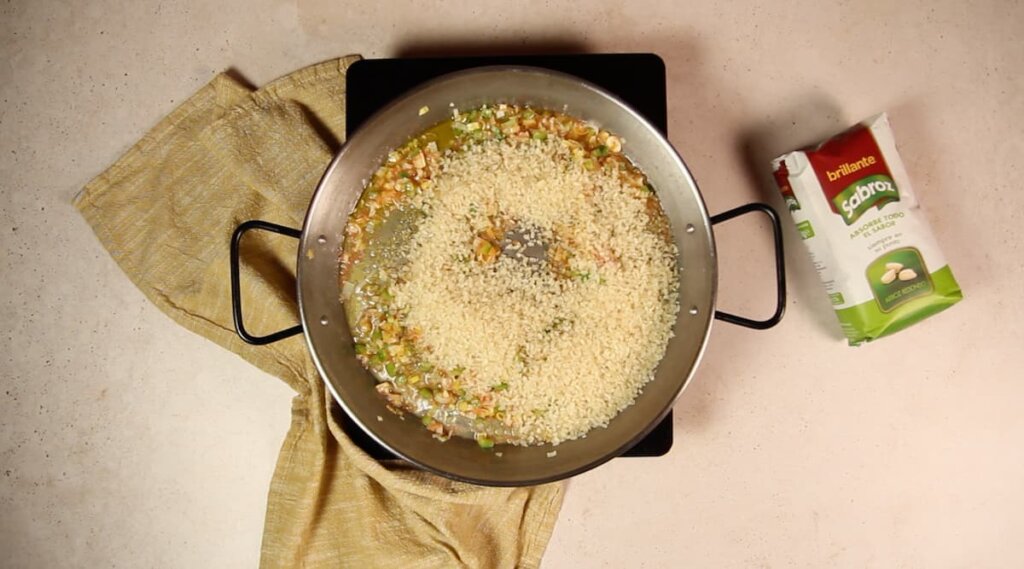 Receta Arroz con almejas de la abuela. Paso 4: Agregar el arroz