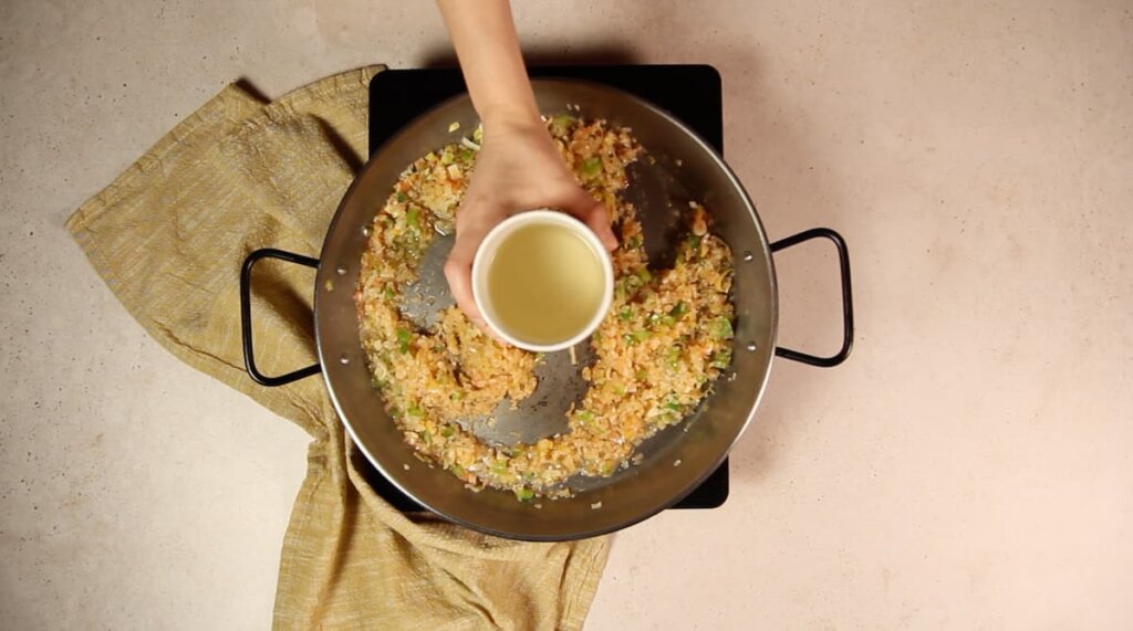 Receta Arroz con almejas de la abuela. Paso 5: Incorporar el vino