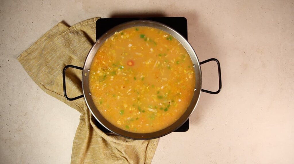 Receta Arroz con almejas de la abuela. Paso 6: Añadir el caldo de pescado