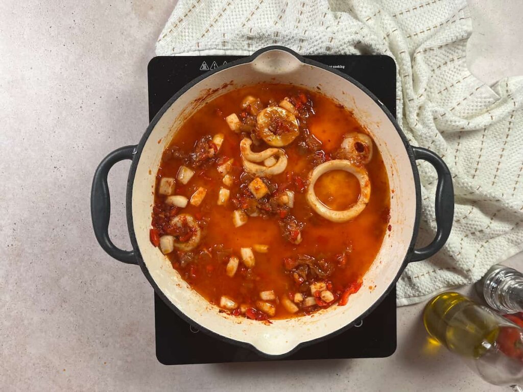 Receta de arroz con calamares y gambas. Paso 3: Agregar vino blanco