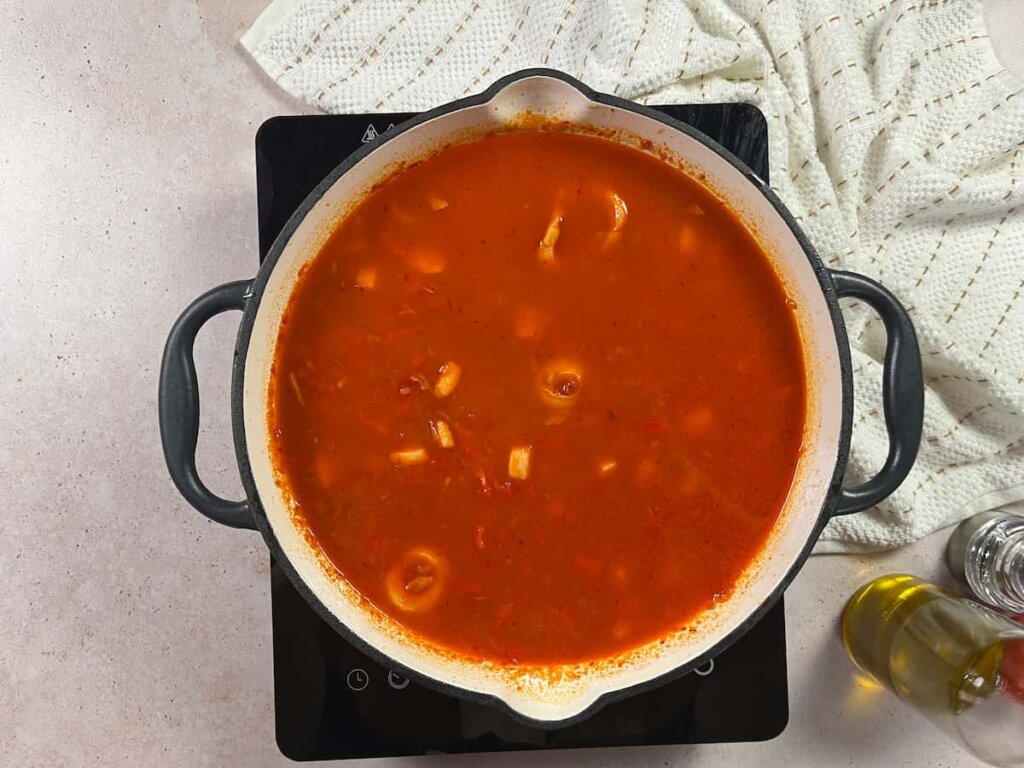 Receta de arroz con calamares y gambas. Paso 5: incorporar caldo pescado