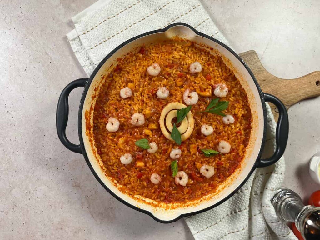 Receta de arroz con calamares y gambas. Paso 7: emplatar y servir