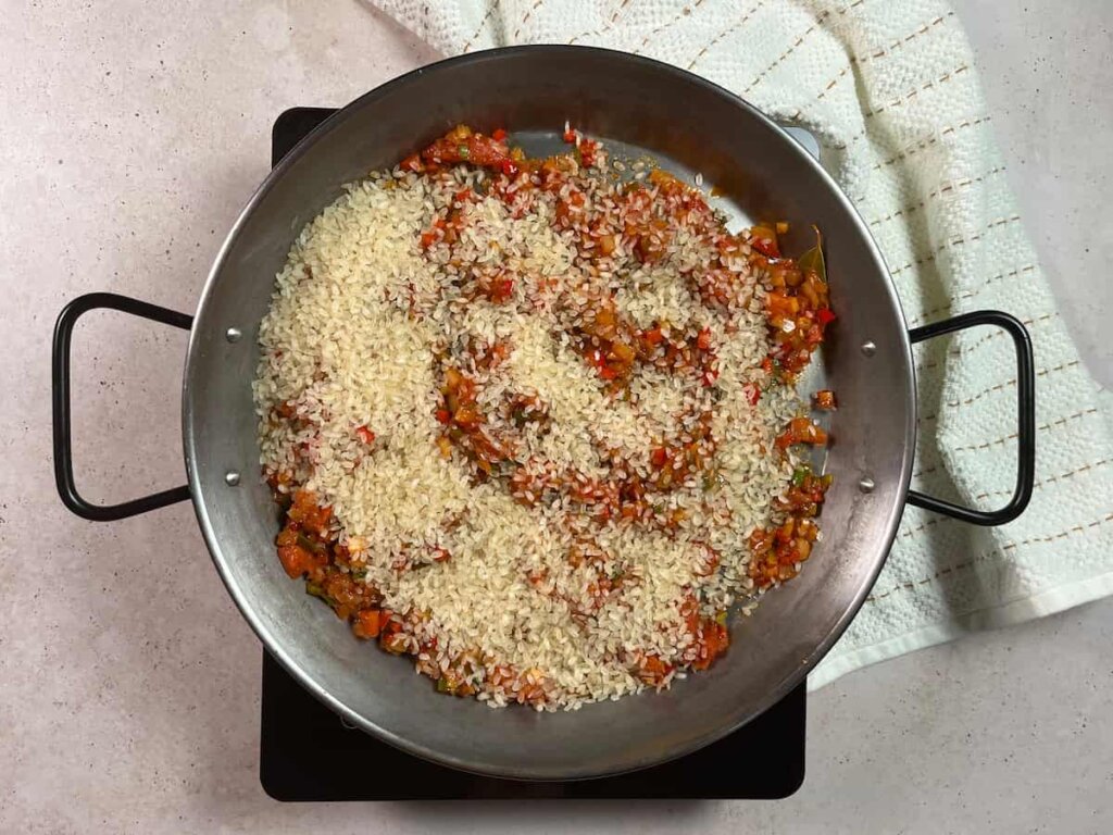 Receta arroz con alitas de pollo. Paso 4: Pasar a una paellera