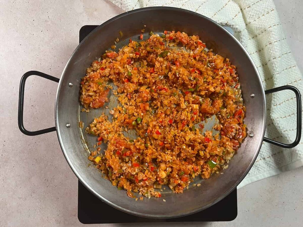 Receta arroz con alitas de pollo. Paso 5: Añadir el caldo