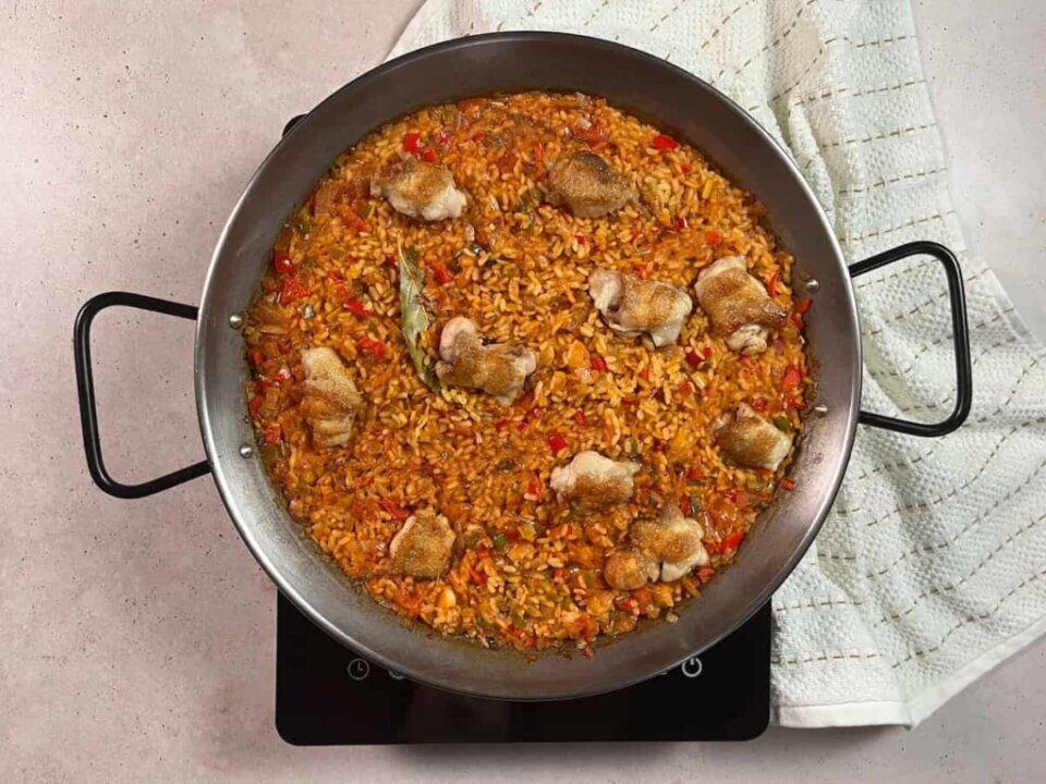 Arroz con alitas de pollo al estilo casero