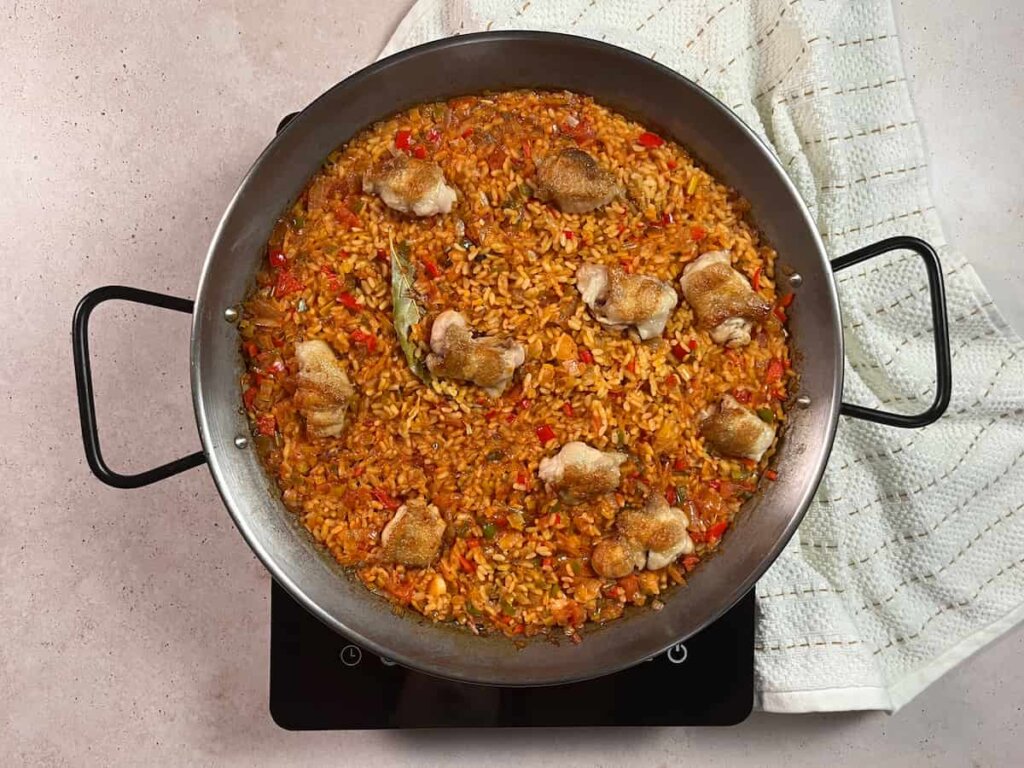 Receta arroz con alitas de pollo. Paso 6: Agregar las alitas de pollo