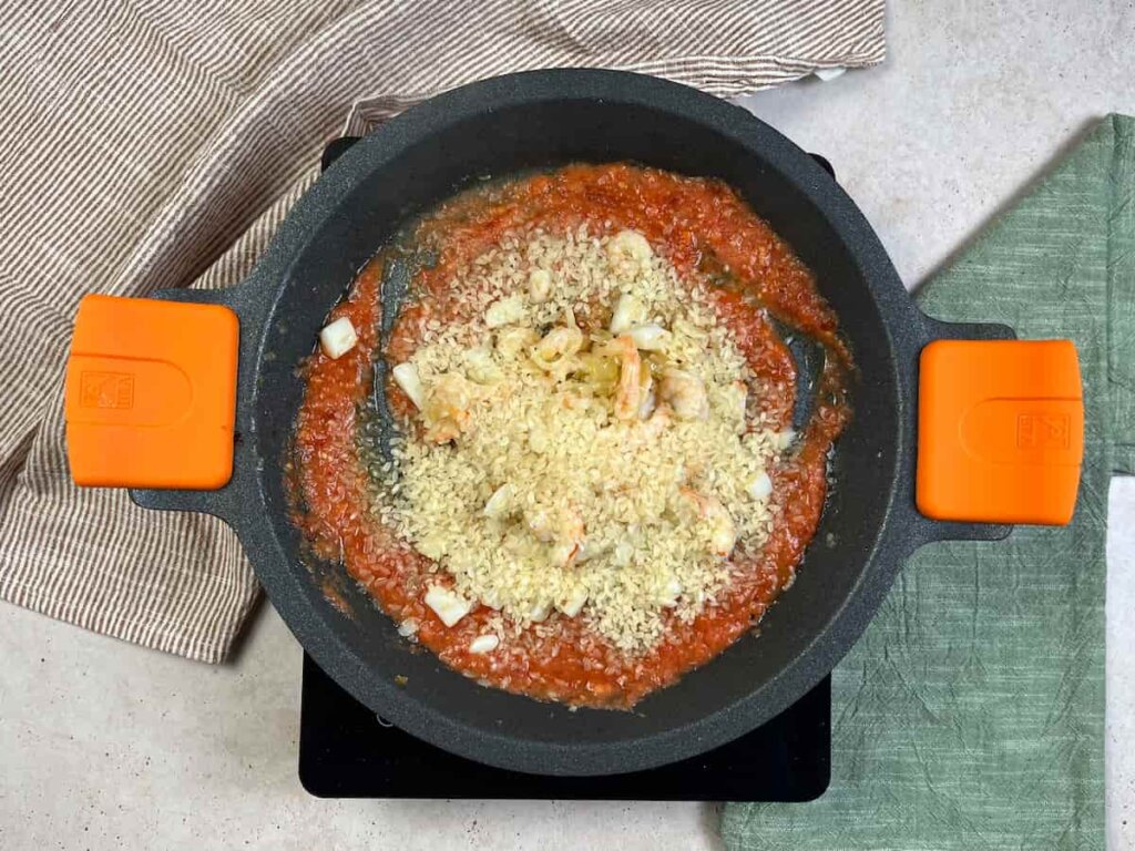 Receta de Arroz con sepia. Paso 4: Añade el arroz