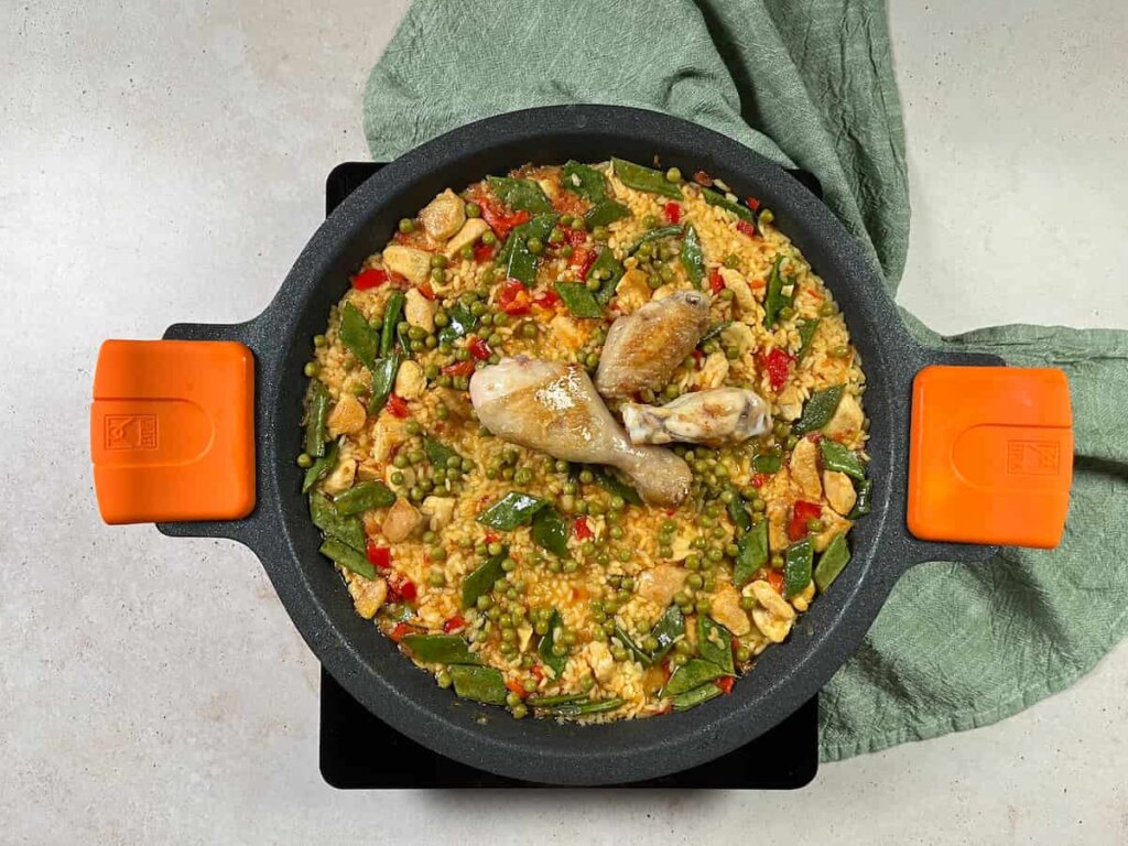 Receta paella de pollo y verduras. Paso 4: deja reposar