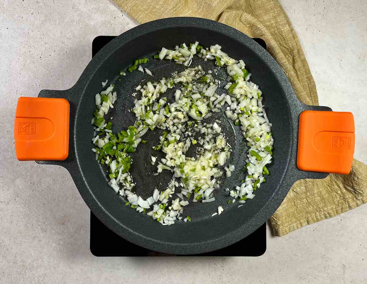 Paso a paso del arroz con choco: sofreír las verduras