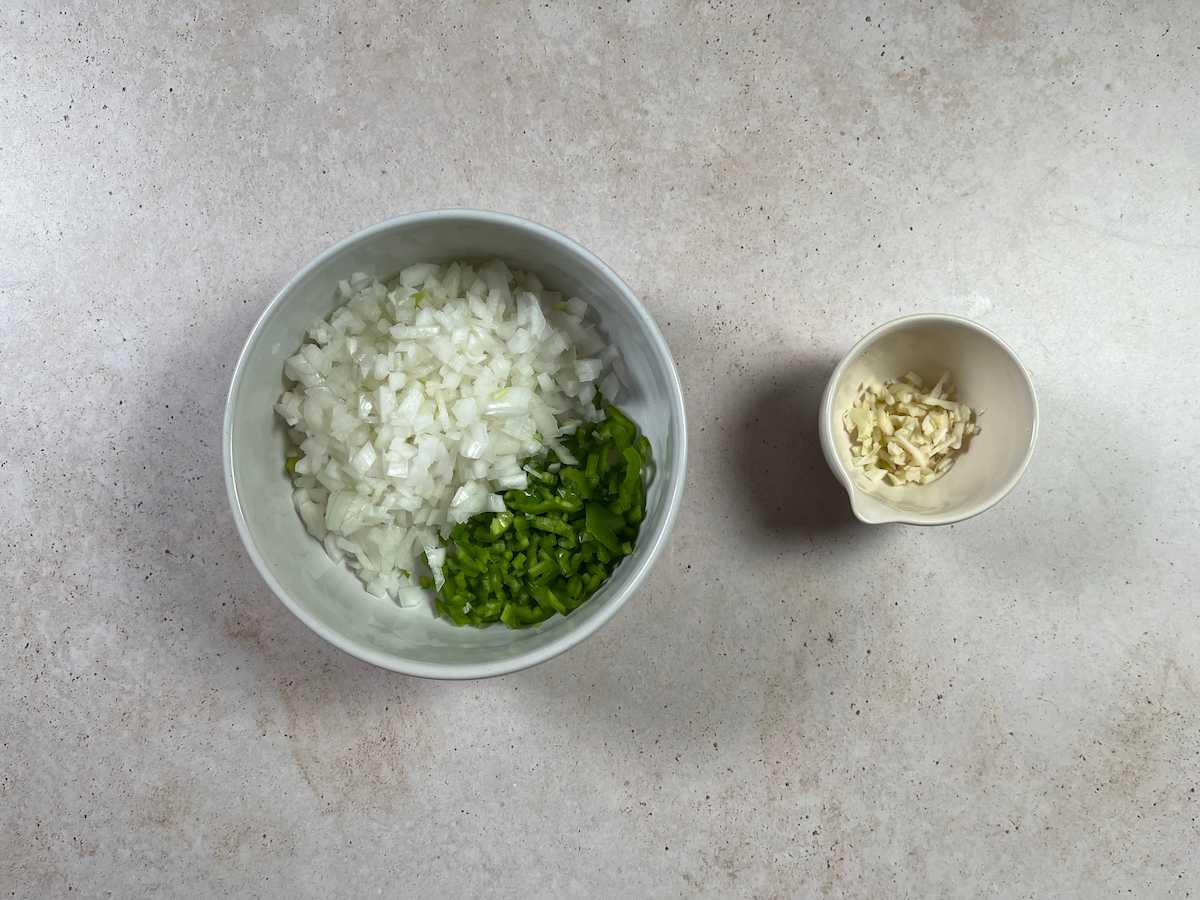 Paso 1. Cortar todas las verduras del arroz con choco