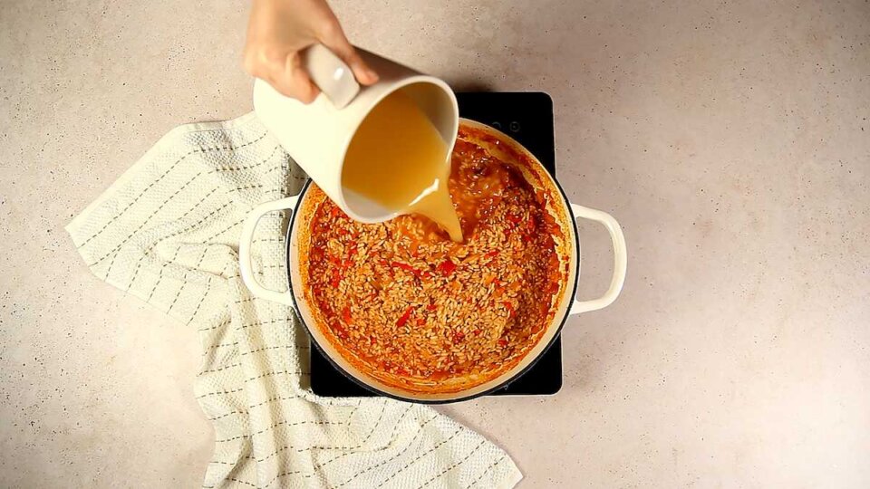 Paso a paso del arroz con bogavante incorpora el caldo