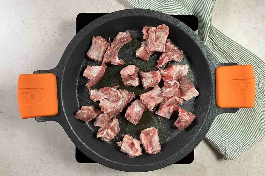 Paso a paso arroz con costillas: dora las costillas
