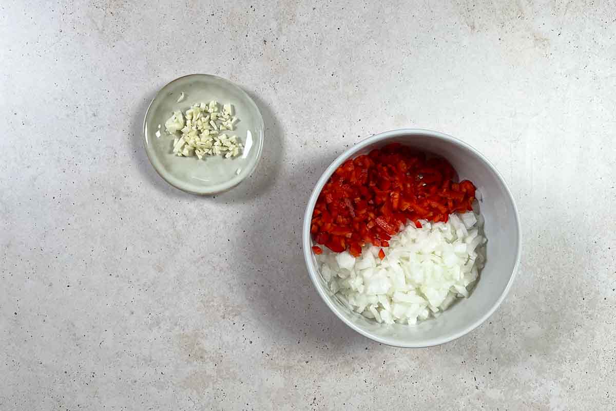 Paso a paso del arroz con bogavante: prepara el sofrito