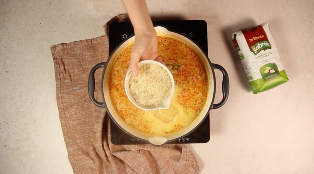 Receta de arroz con habas. Paso 4: agregar el arroz
